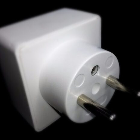 Adapter Schuko - przejściówka umożliwiająca podłączenie do gniazda 230V w Polsce urządzeń z wtykiem niemieckim